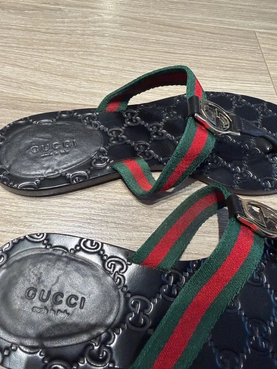 Gucci Black Leather GG Embossed Thong Sandals with Red-Green fabric - Picture 2 of 5